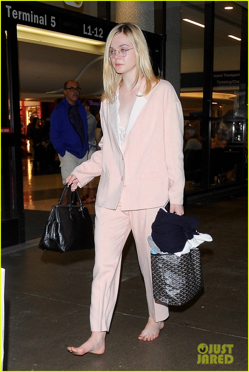 elle fanning goes barefoot at lax airport00303mytext