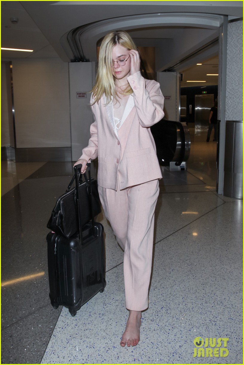 elle fanning goes barefoot at lax airport01019mytext