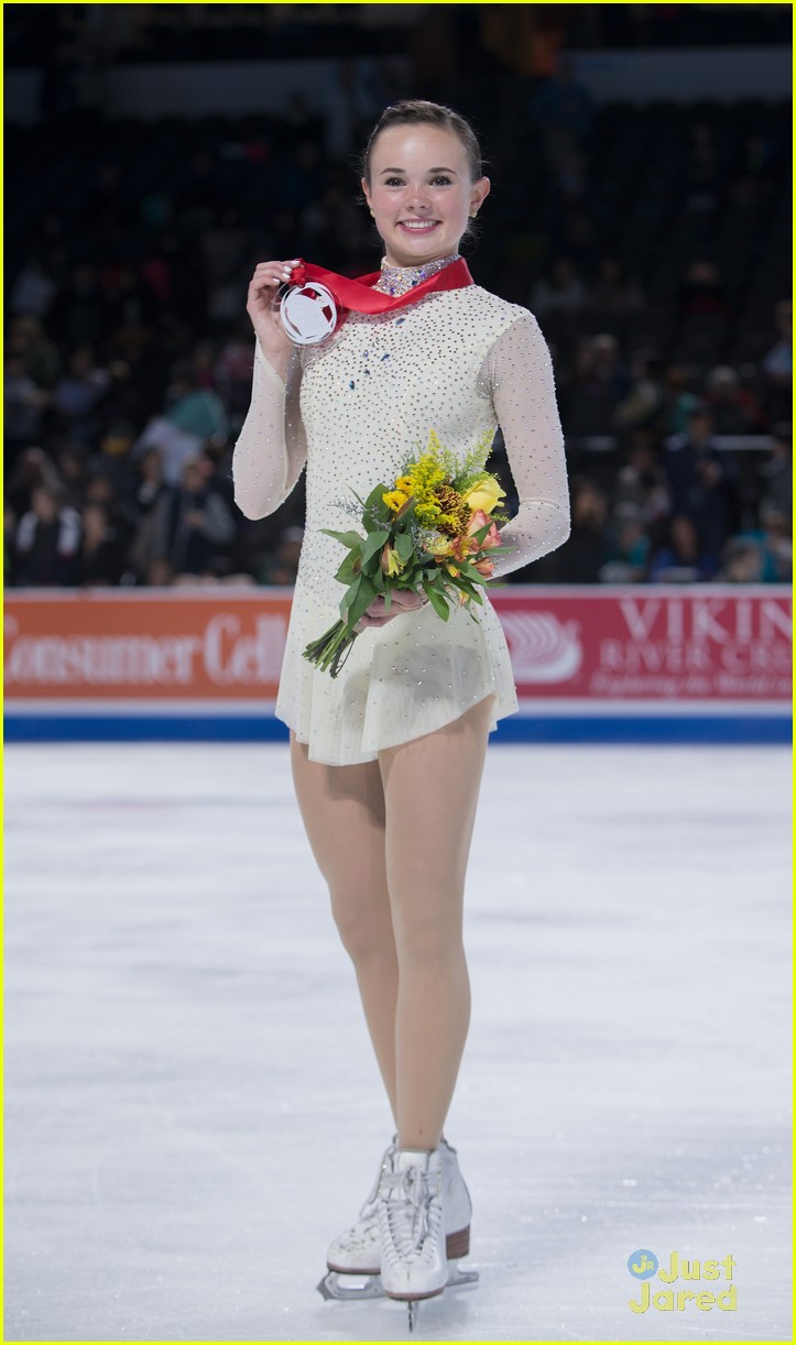 ashley wagner support behind gracie gold skate america 01
