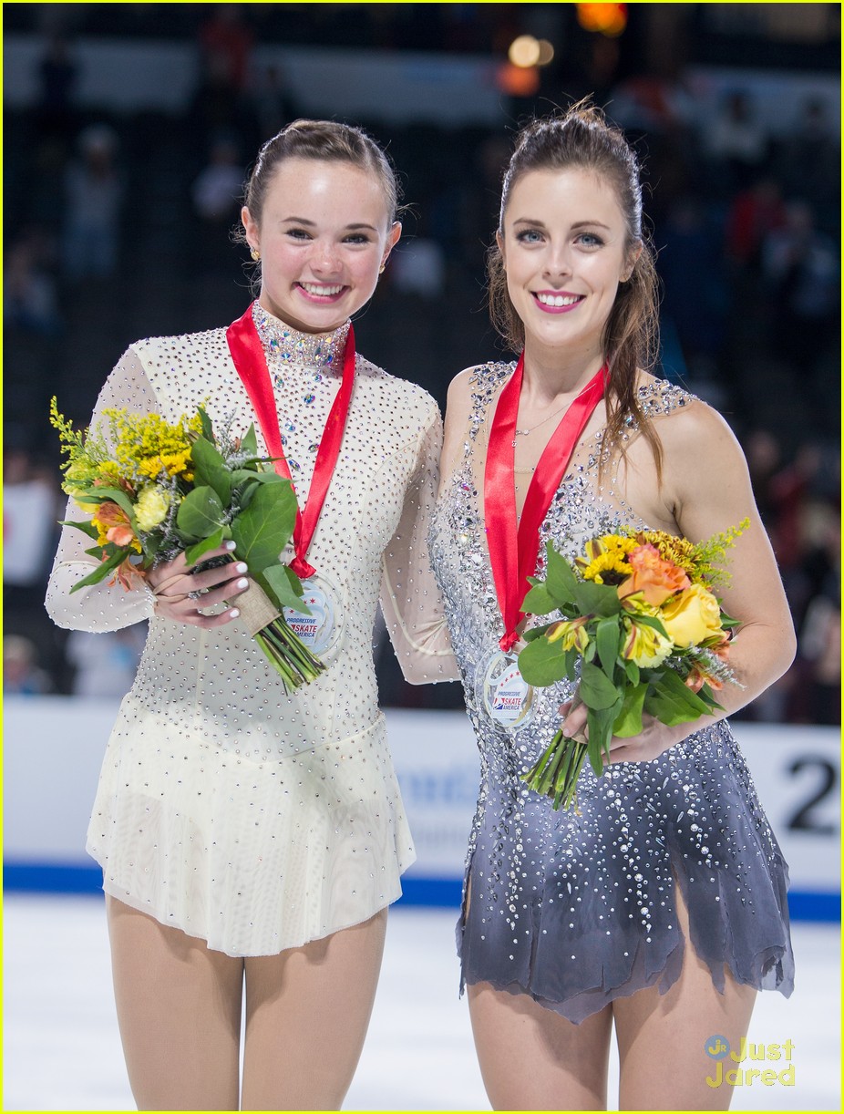 ashley wagner support behind gracie gold skate america 02