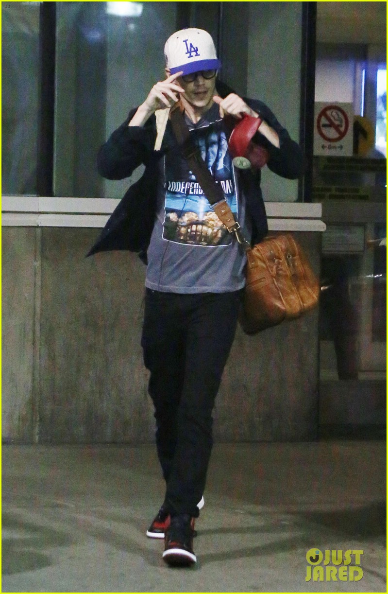 stephen amell grant gustin vancouver airport 01