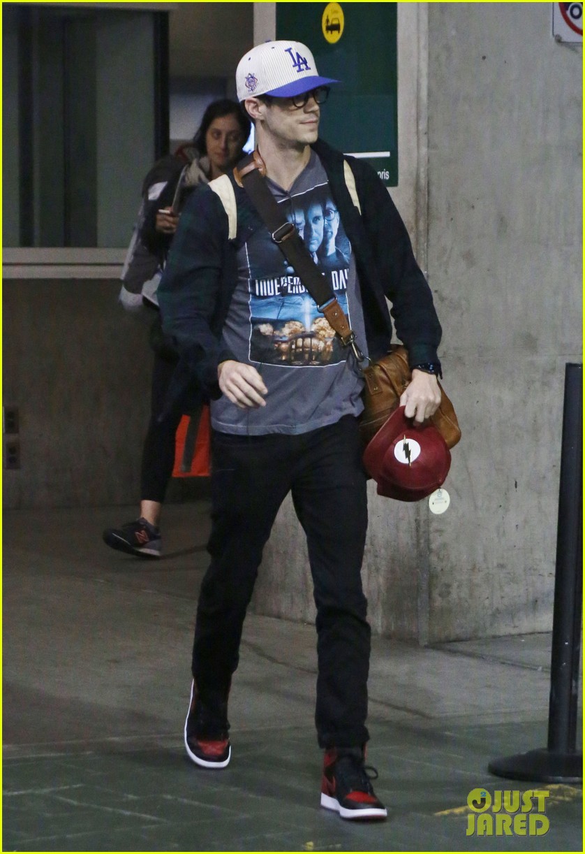 stephen amell grant gustin vancouver airport 12