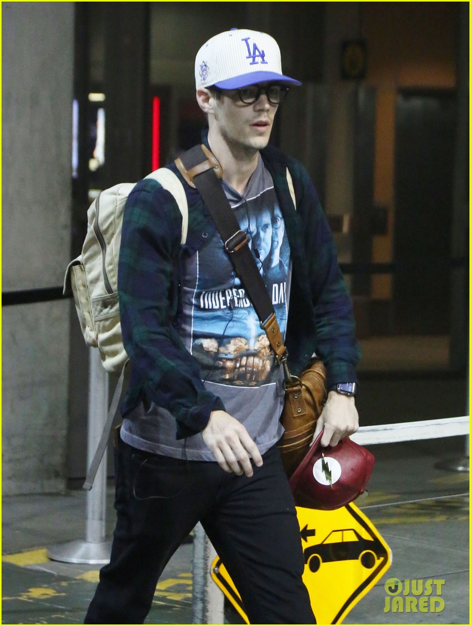 stephen amell grant gustin vancouver airport 14