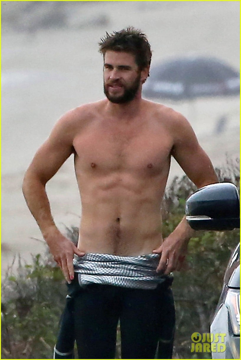 liam hemsworth bares his ripped abs while stripping out of wetsuit 04