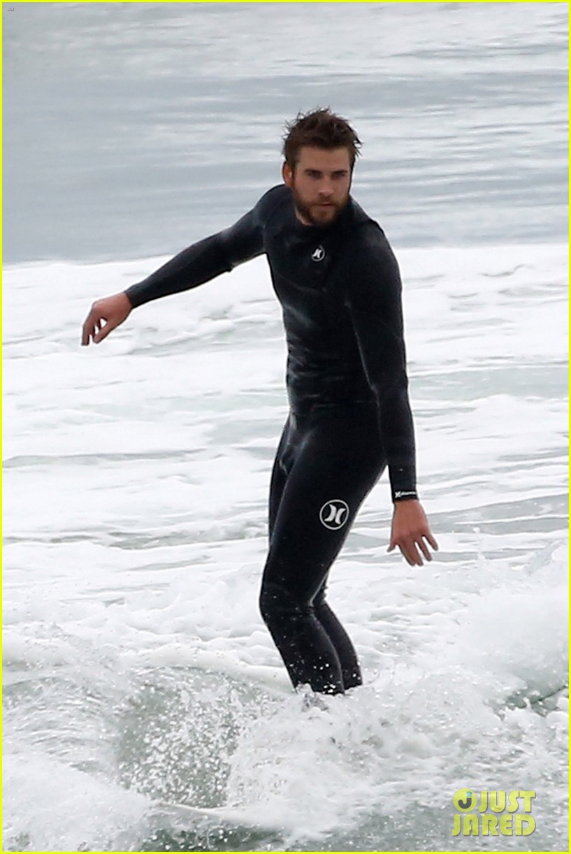 liam hemsworth bares his ripped abs while stripping out of wetsuit 07