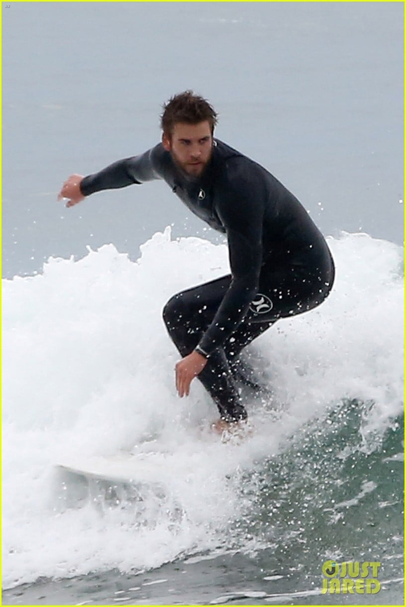 liam hemsworth bares his ripped abs while stripping out of wetsuit 08