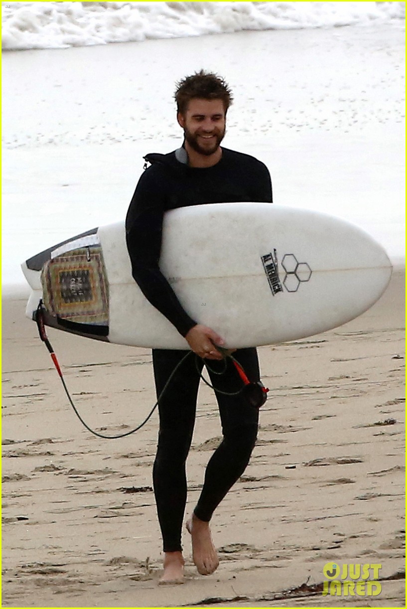 liam hemsworth bares his ripped abs while stripping out of wetsuit 09