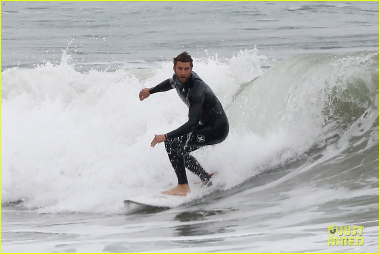 liam hemsworth bares his ripped abs while stripping out of wetsuit 14