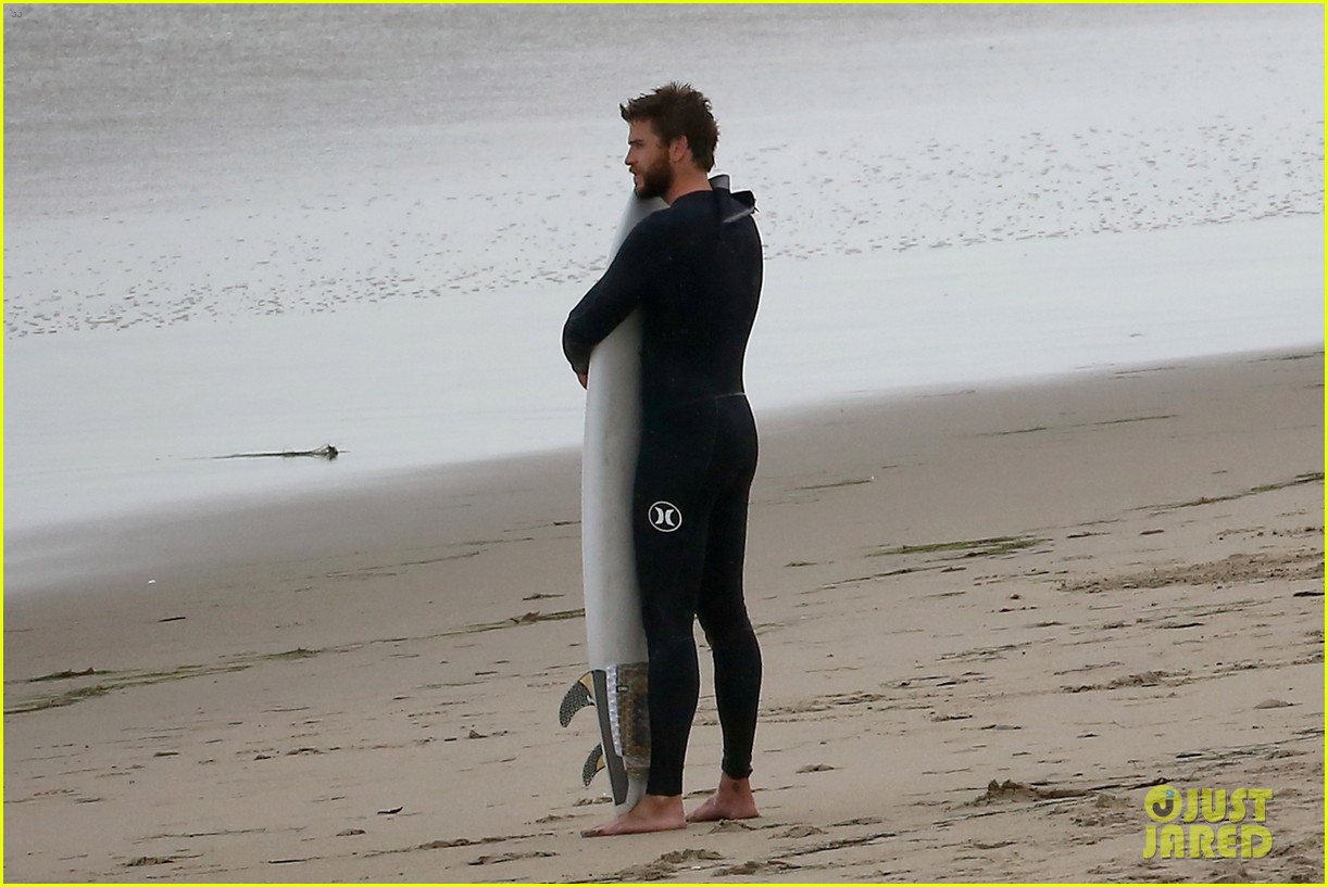 liam hemsworth bares his ripped abs while stripping out of wetsuit 20