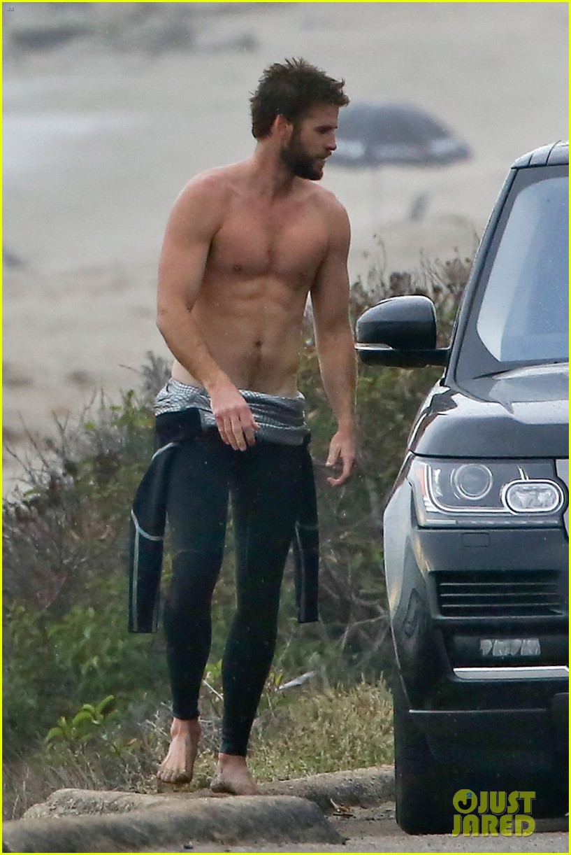 liam hemsworth bares his ripped abs while stripping out of wetsuit 25