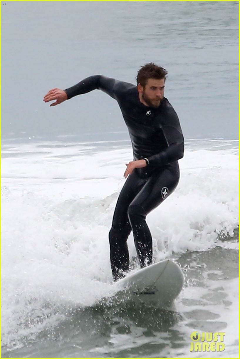 liam hemsworth bares his ripped abs while stripping out of wetsuit 28