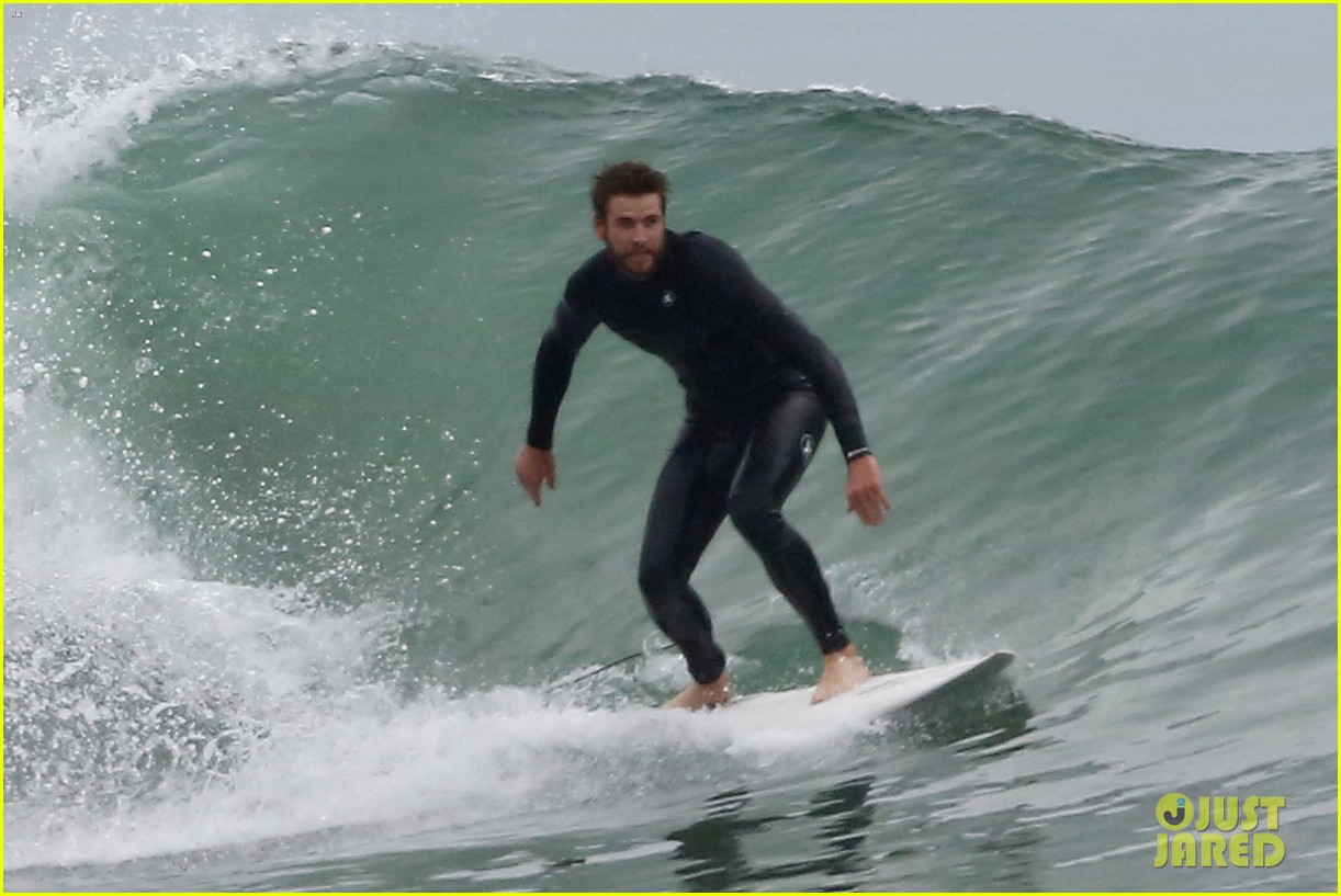 liam hemsworth bares his ripped abs while stripping out of wetsuit 29