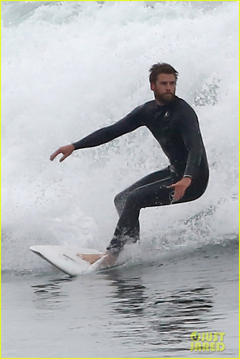 liam hemsworth bares his ripped abs while stripping out of wetsuit 31