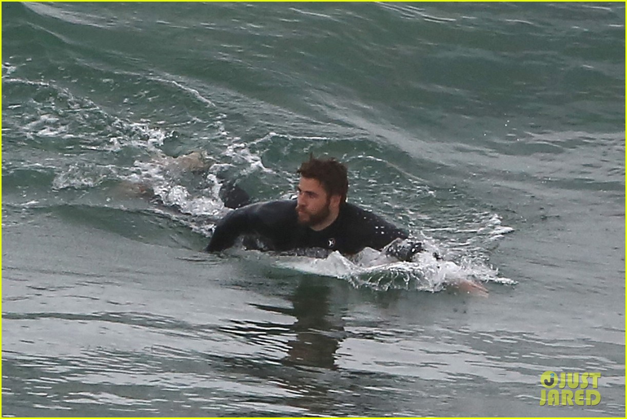 liam hemsworth bares his ripped abs while stripping out of wetsuit 32