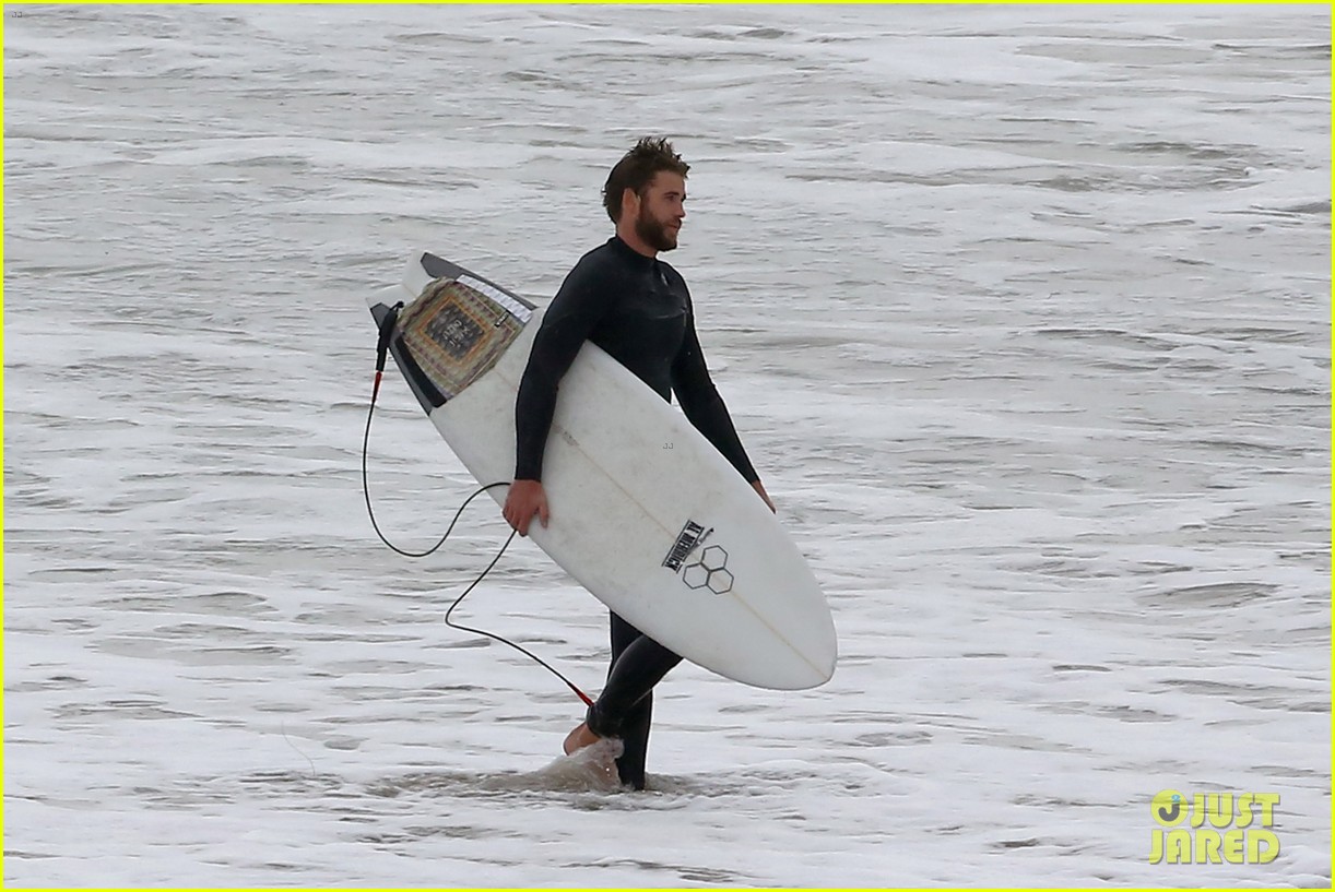 liam hemsworth bares his ripped abs while stripping out of wetsuit 33