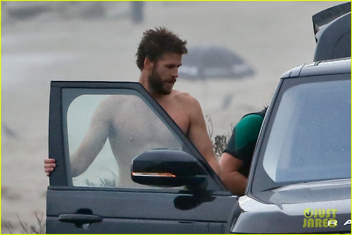 liam hemsworth bares his ripped abs while stripping out of wetsuit 40