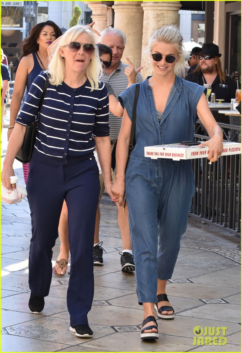 julianne hough picks up pizza at the grove 03
