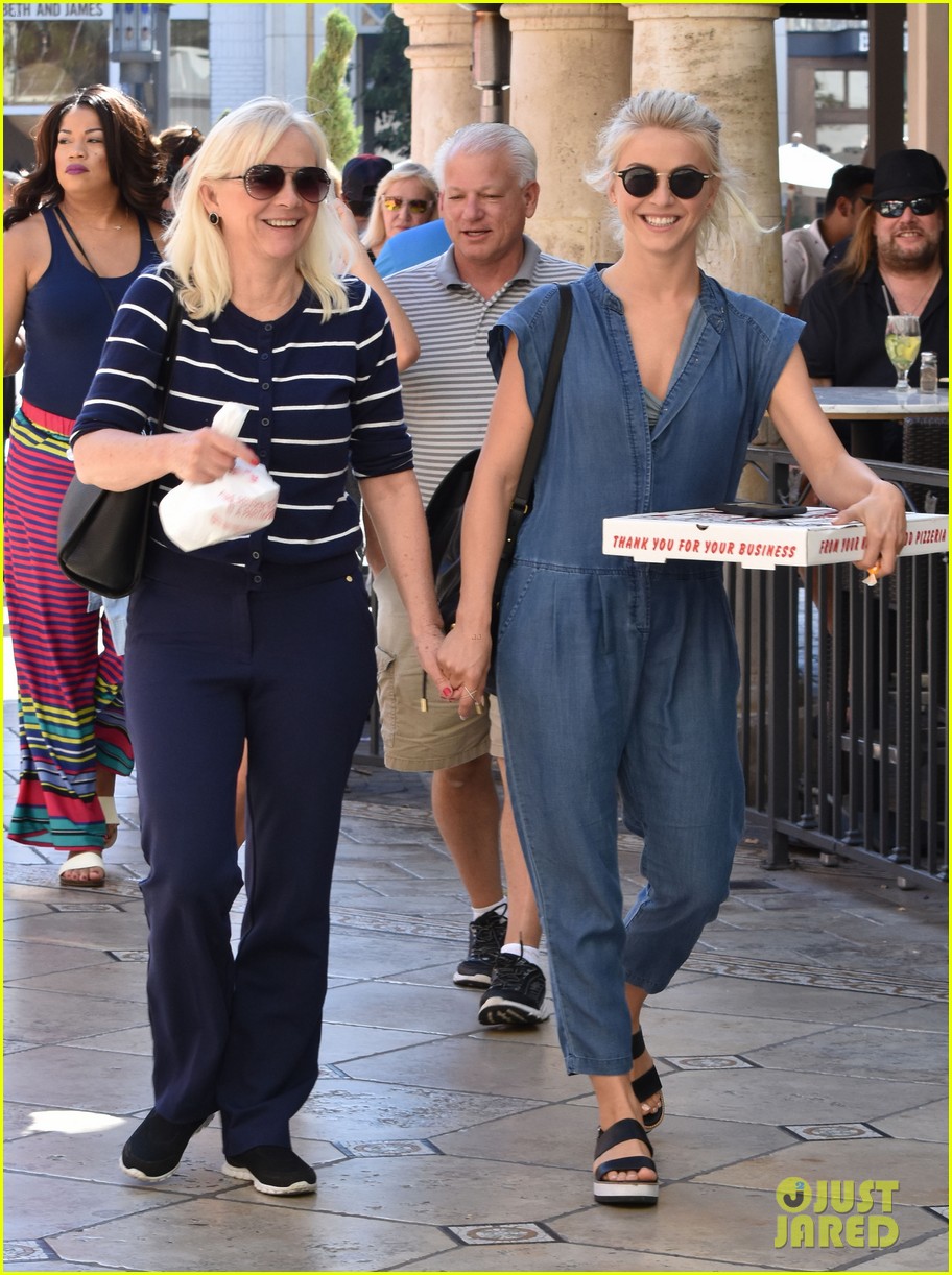 julianne hough picks up pizza at the grove 05
