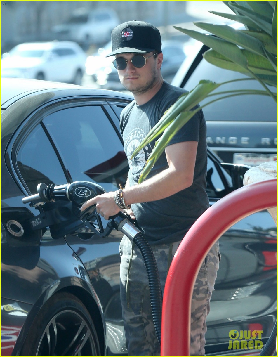 josh hutcherson fills up his car at a gas station in beverly hills 04