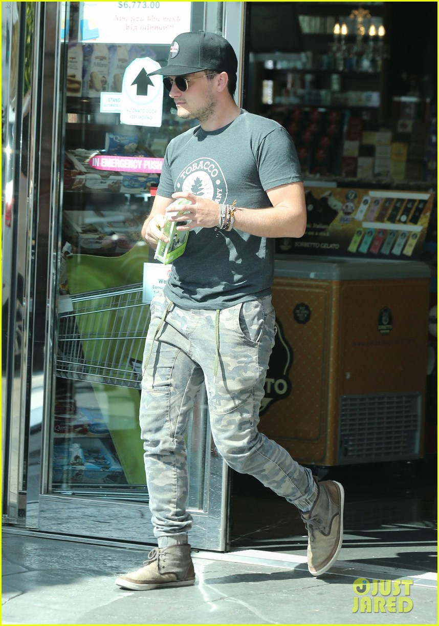 josh hutcherson fills up his car at a gas station in neberly hills 06