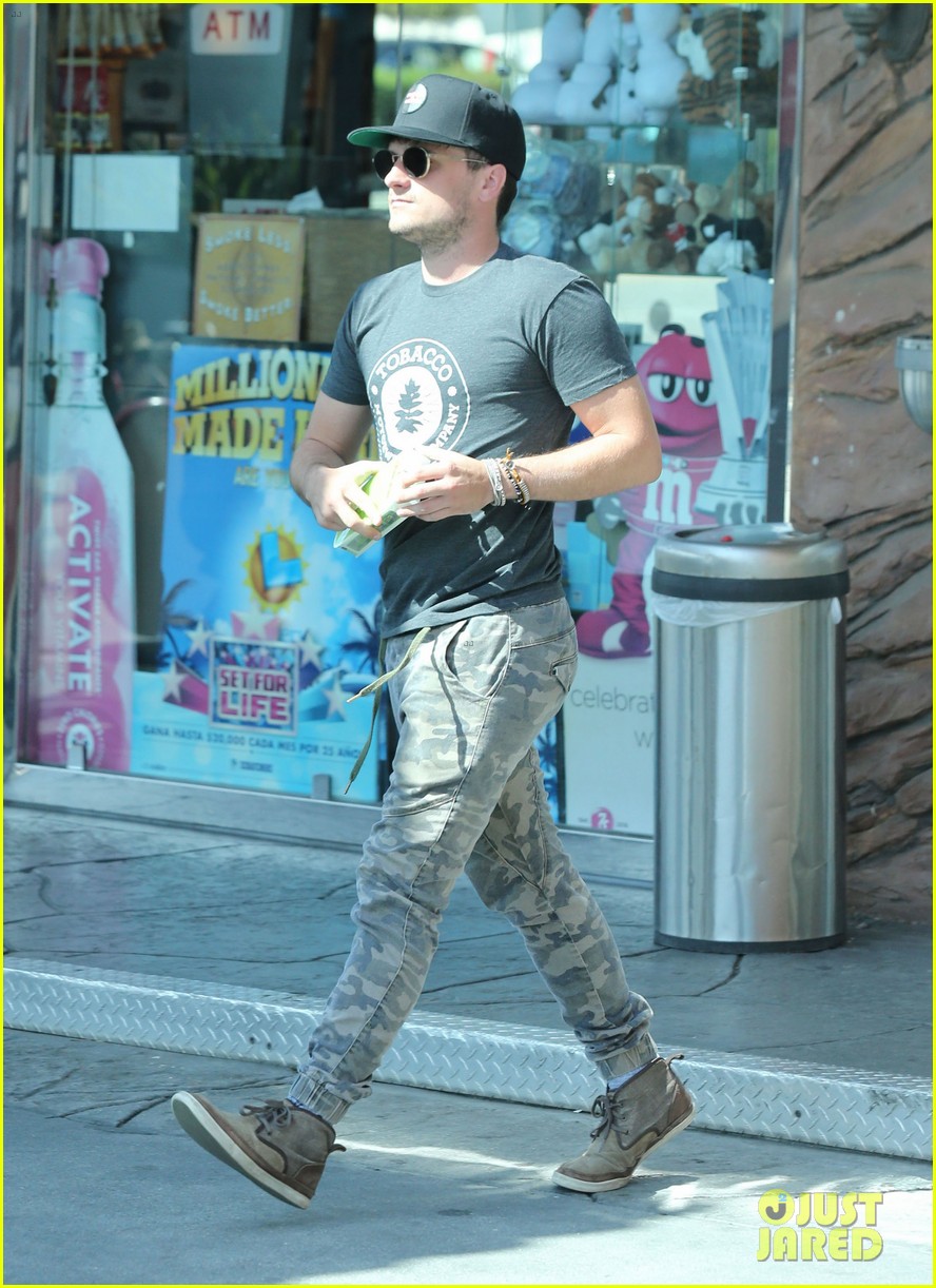 josh hutcherson fills up his car at a gas station in neberly hills 07