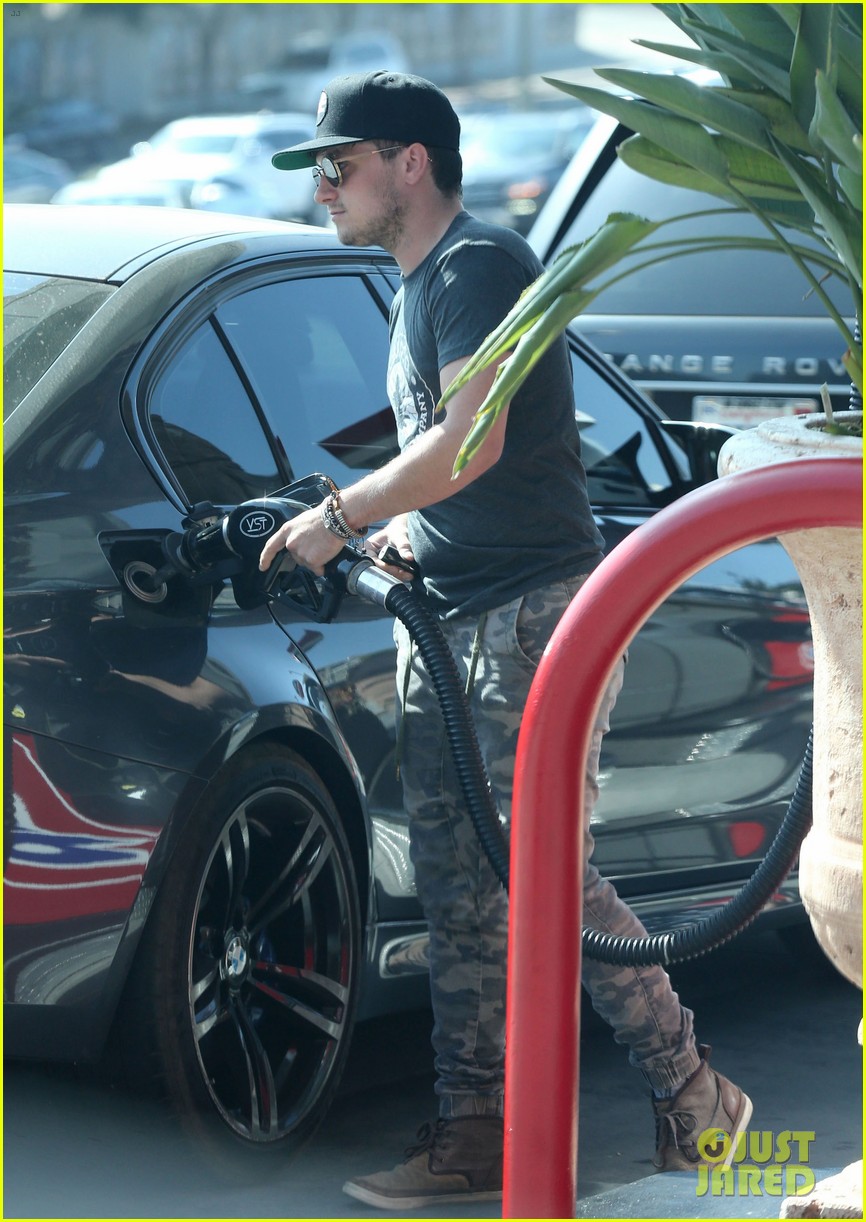 josh hutcherson fills up his car at a gas station in neberly hills 10