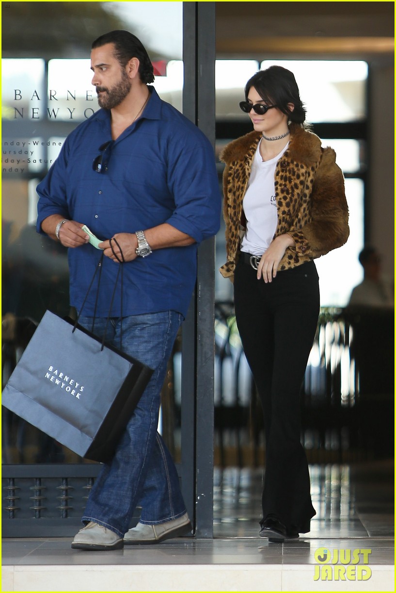 kendall jenner scott disick go shopping with extra security01224mytext