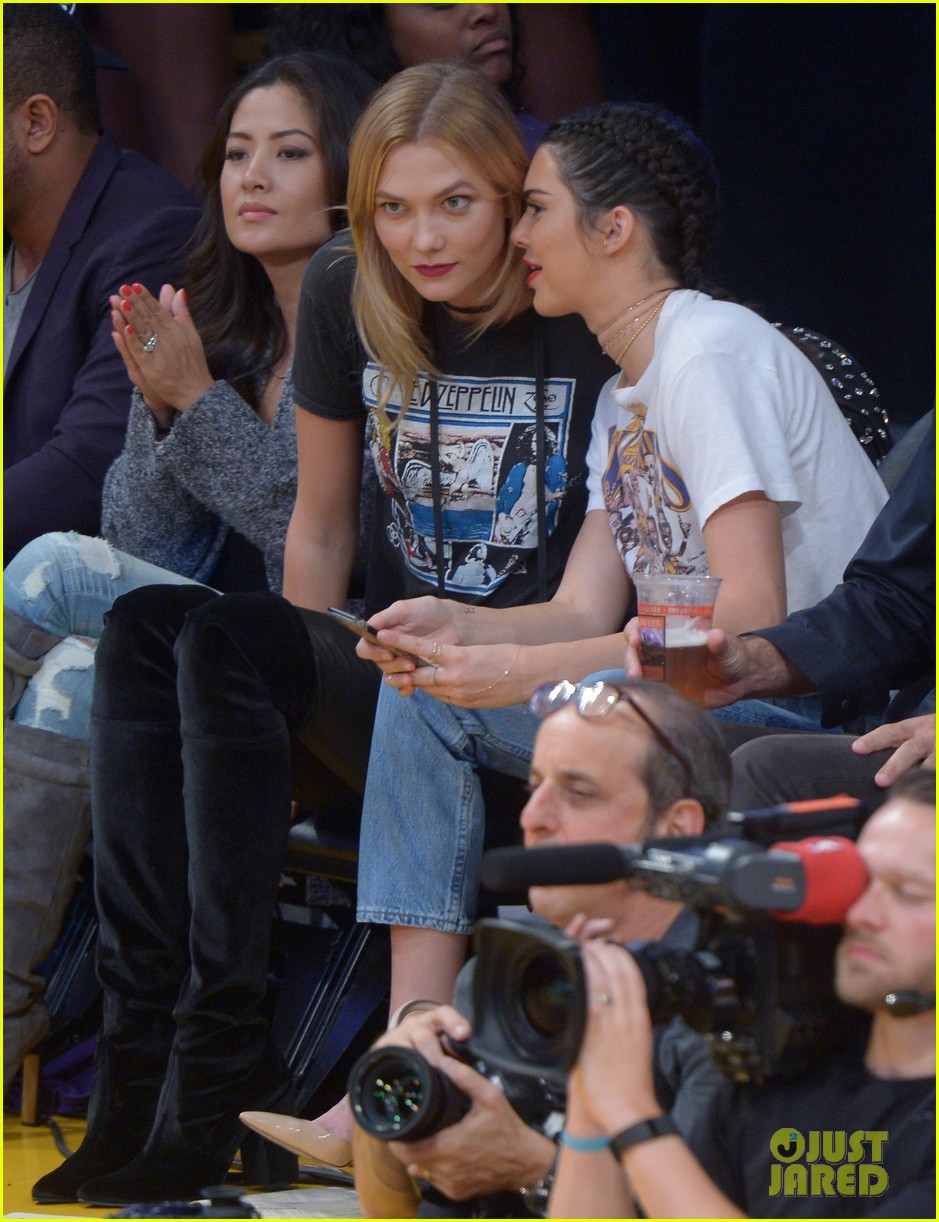 kendall jenner and karlie kloss sit courtside while cheering on lakers jordan clarkson 15