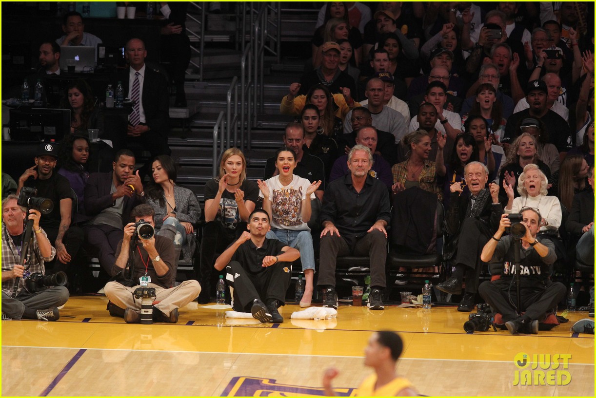 kendall jenner and karlie kloss sit courtside while cheering on lakers jordan clarkson 17