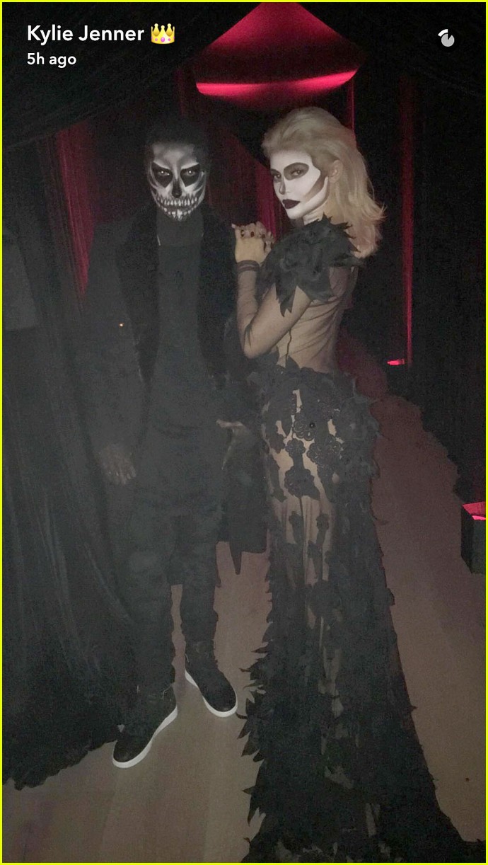 kylie jenner hosts epic halloween dinner with tyga kendall 05