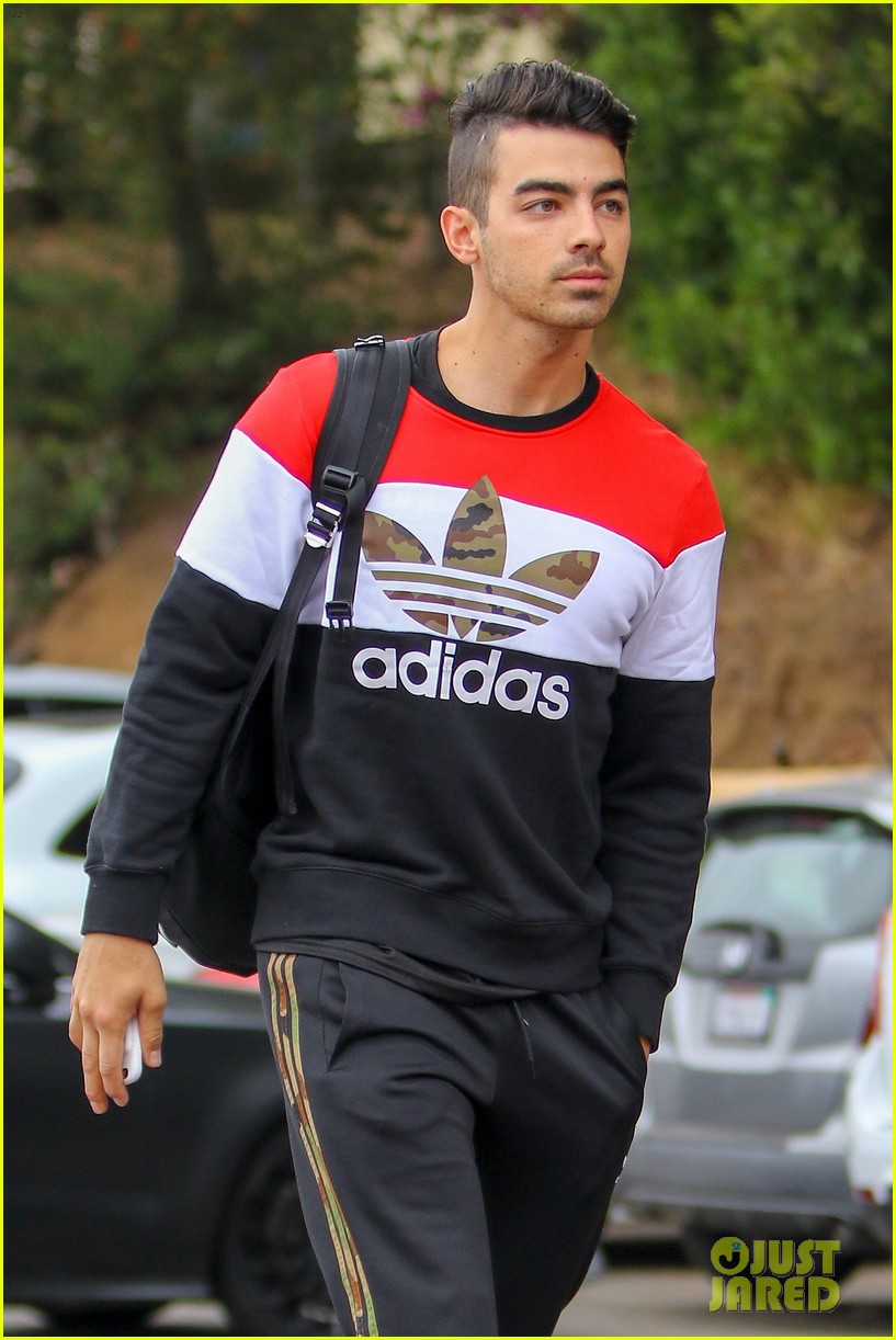 Joe Jonas' Reddit AMA Was His Most Revealing Interview Ever! Photo