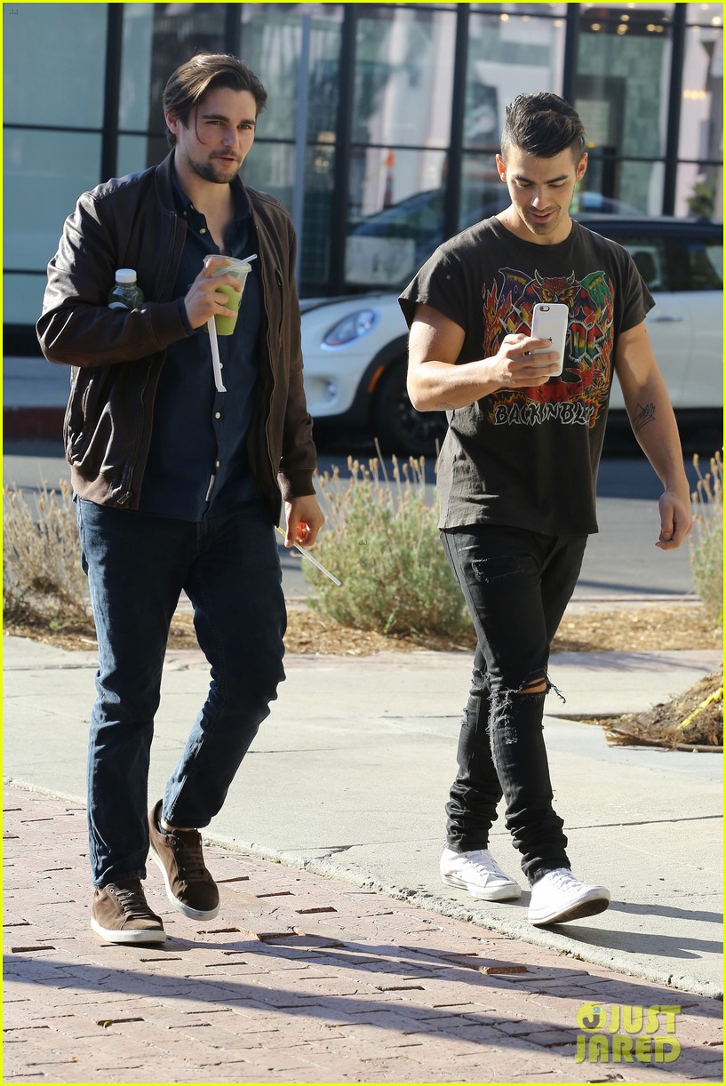 Joe Jonas' Reddit AMA Was His Most Revealing Interview Ever! Photo