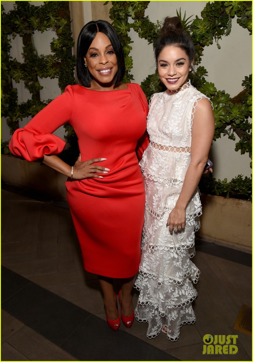 felicity jones and aja naomi king honored at elle women in hollywood awards3 21