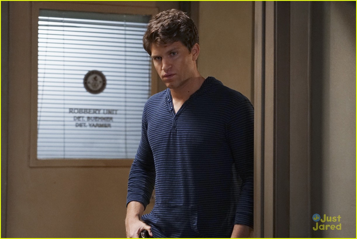 keegan allen wrapped on pll messages 05