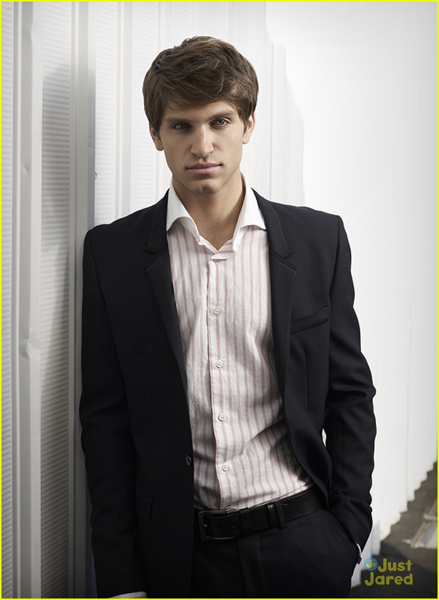 keegan allen wrapped on pll messages 07