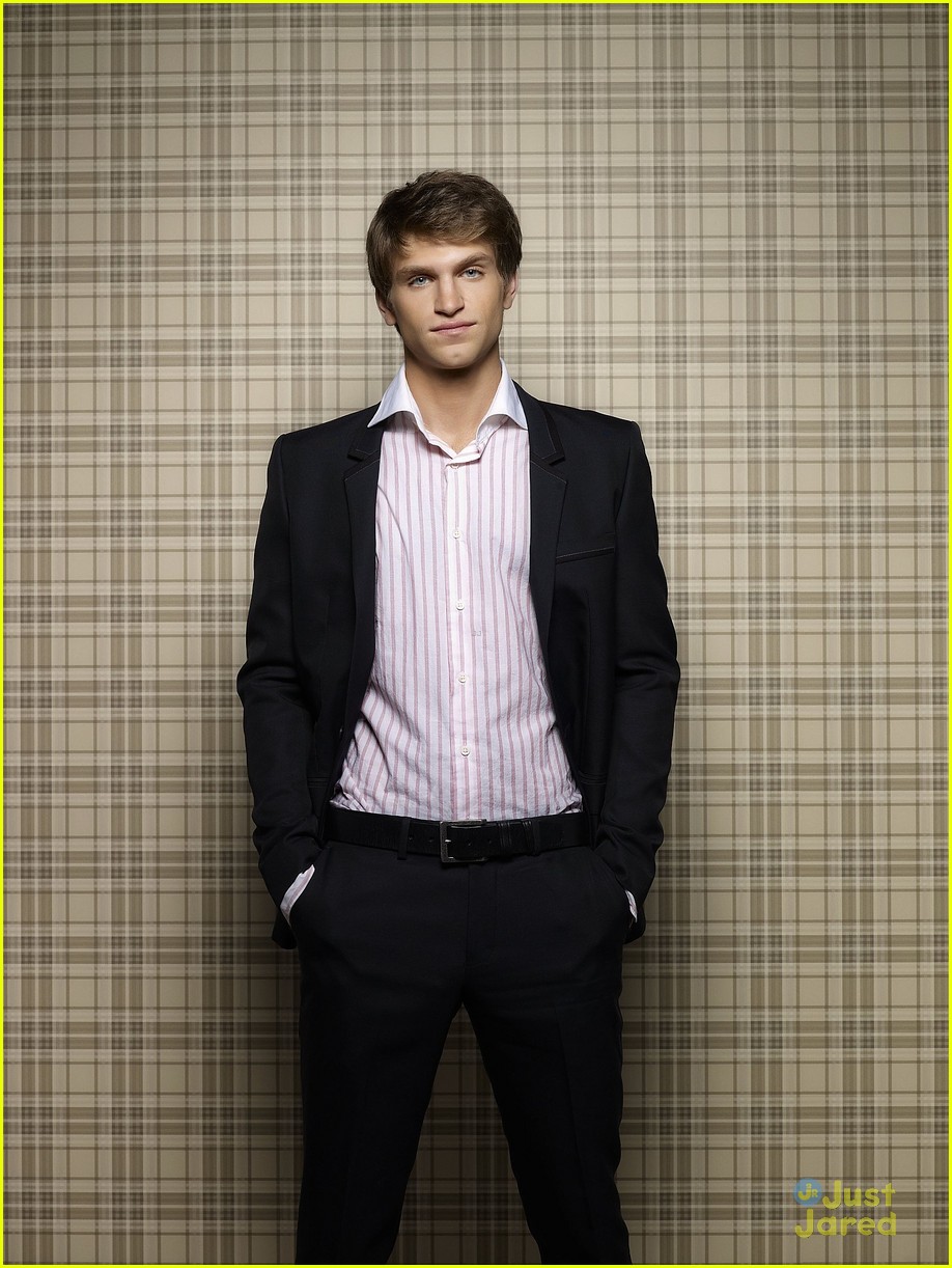 keegan allen wrapped on pll messages 08