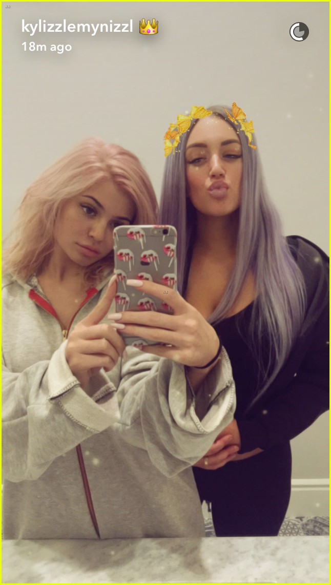 kylie jenner dyes hair rose gold 01