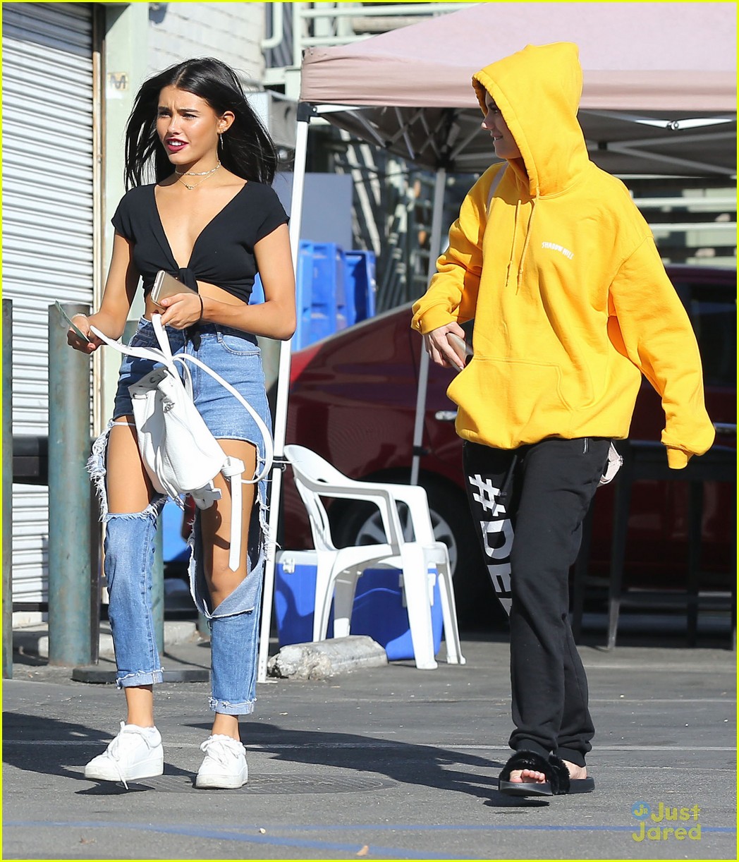 madison beer factice magazine ripped jeans outing 02
