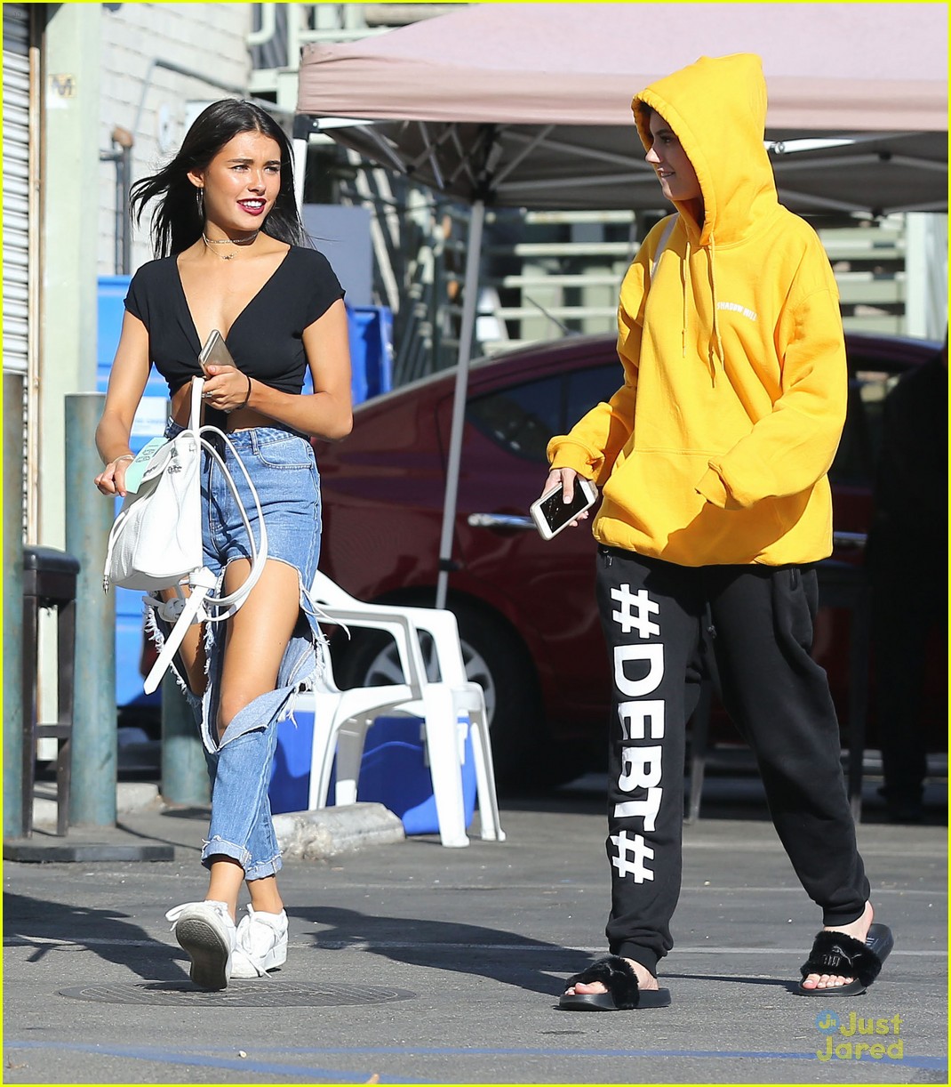 madison beer factice magazine ripped jeans outing 08