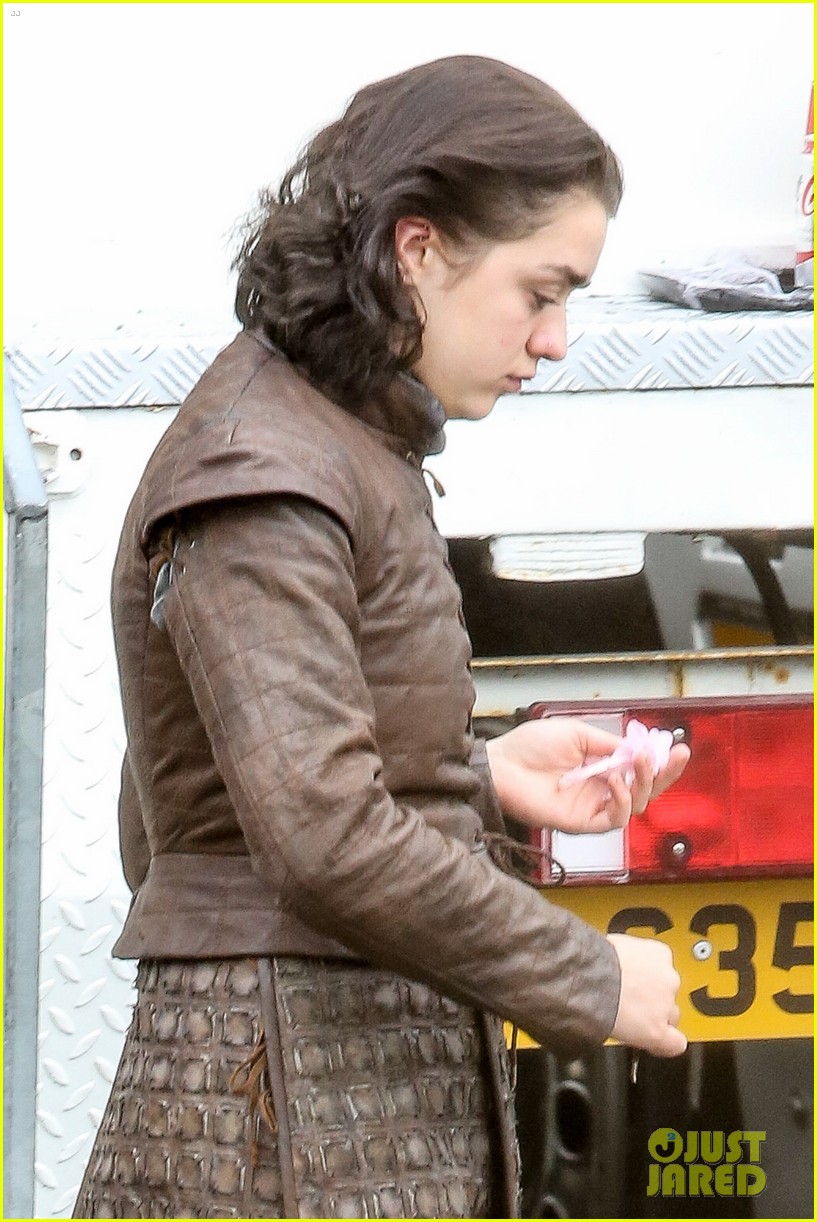 maisie williams gets ready for combat on set of game of thrones 02