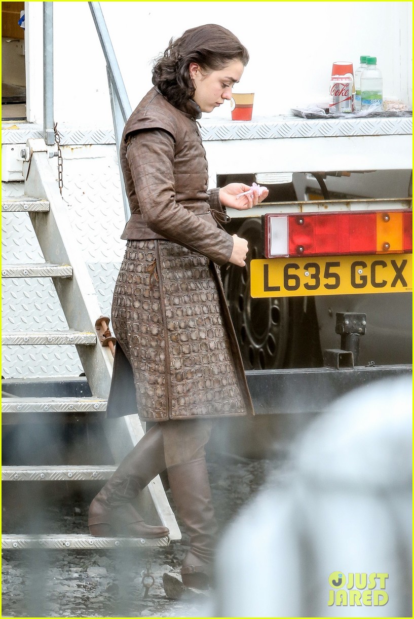 maisie williams gets ready for combat on set of game of thrones 03