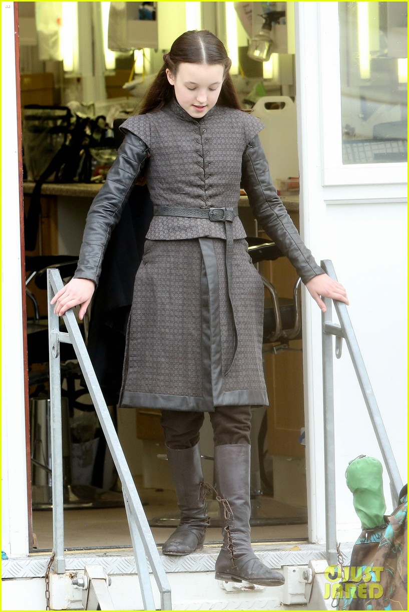 maisie williams gets ready for combat on set of game of thrones 22