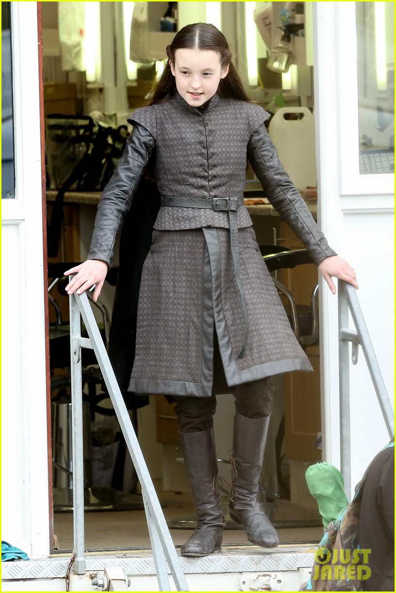 maisie williams gets ready for combat on set of game of thrones 25