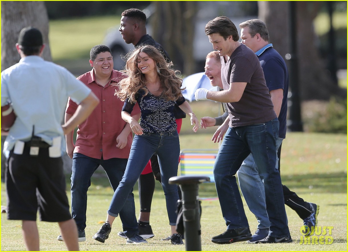 modern family cast plays football thanksgving episode 03