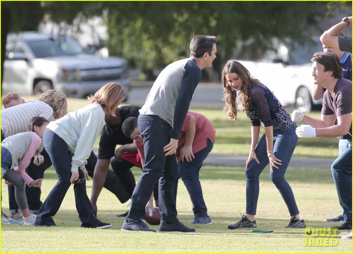 modern family cast plays football thanksgving episode 09