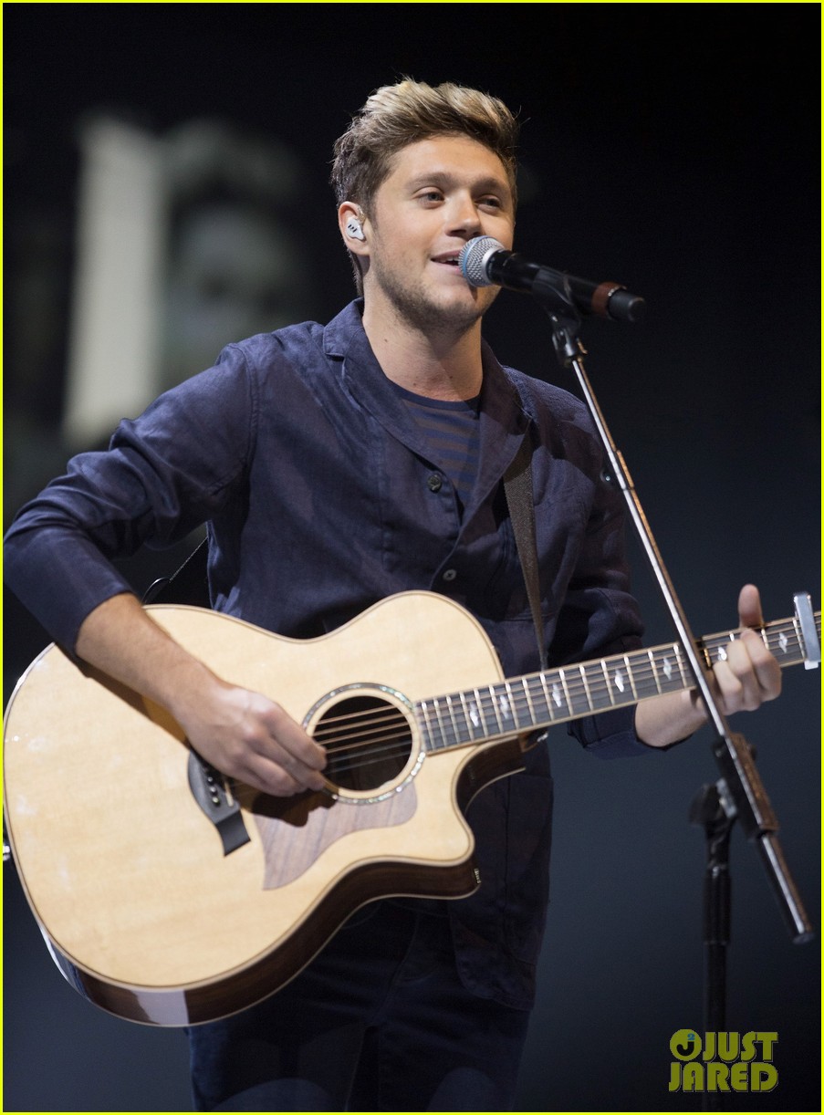 niall horan makes surprise appearance at bbc radio 1 teen awards 01