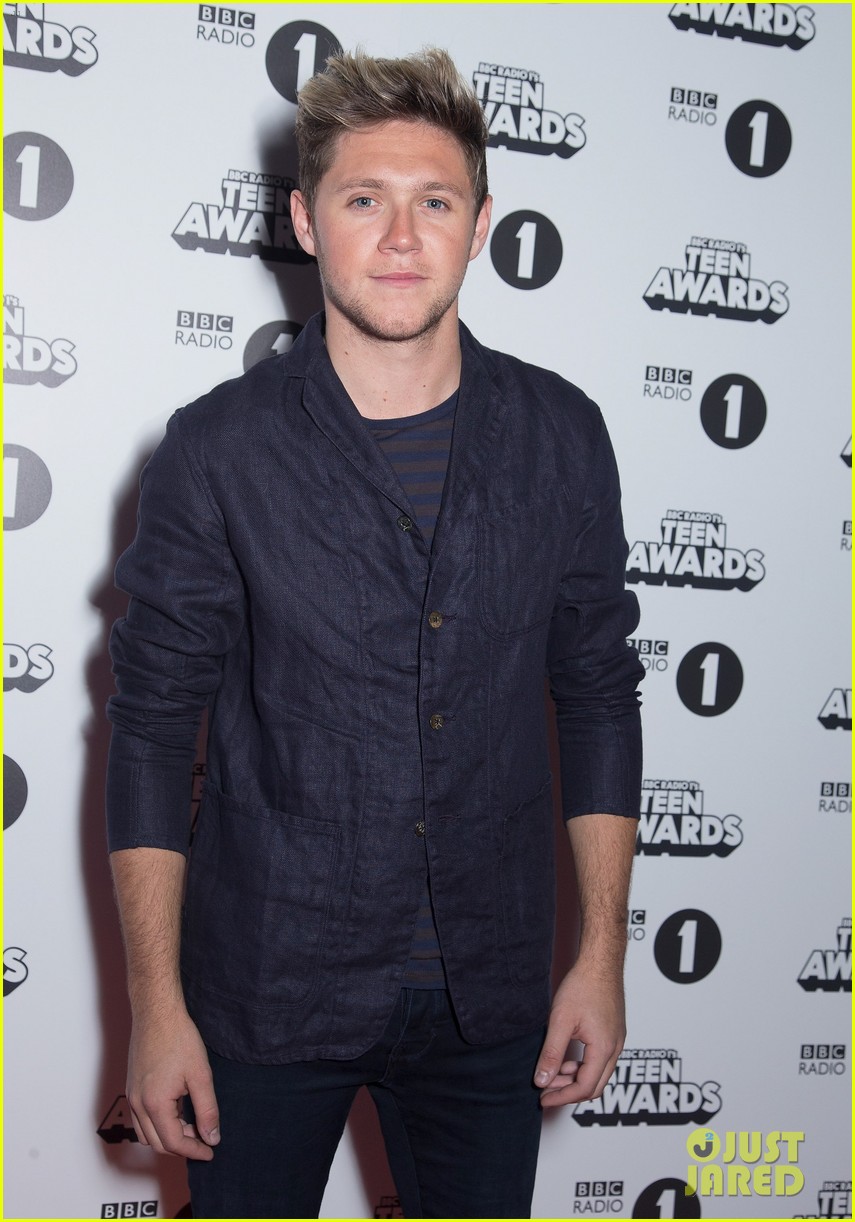 niall horan makes surprise appearance at bbc radio 1 teen awards 02