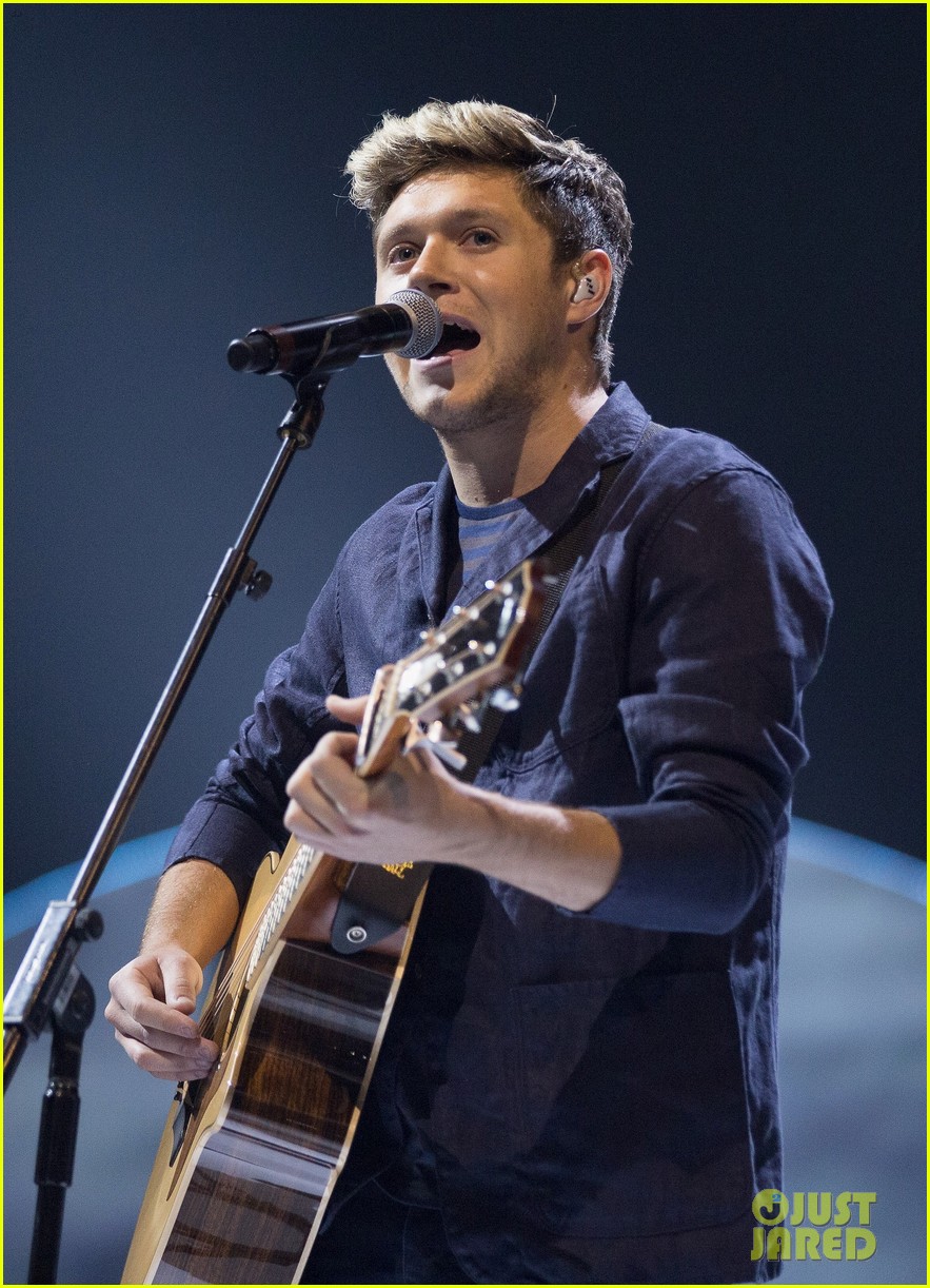niall horan makes surprise appearance at bbc radio 1 teen awards 03