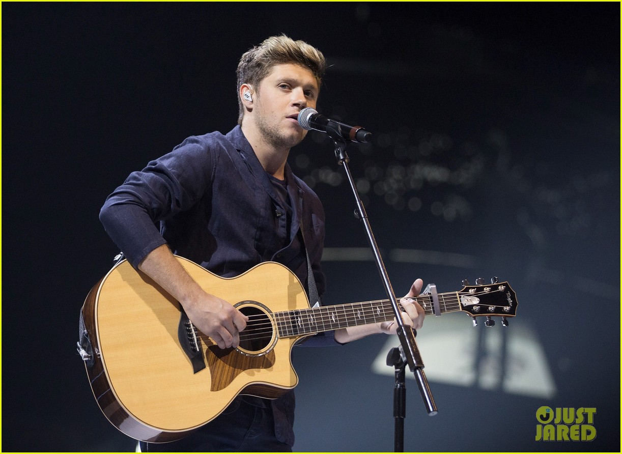 niall horan makes surprise appearance at bbc radio 1 teen awards 05