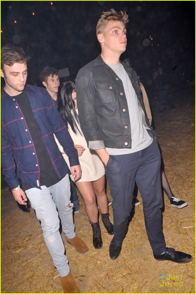 nolan gould ariel winter horror nights outing 09